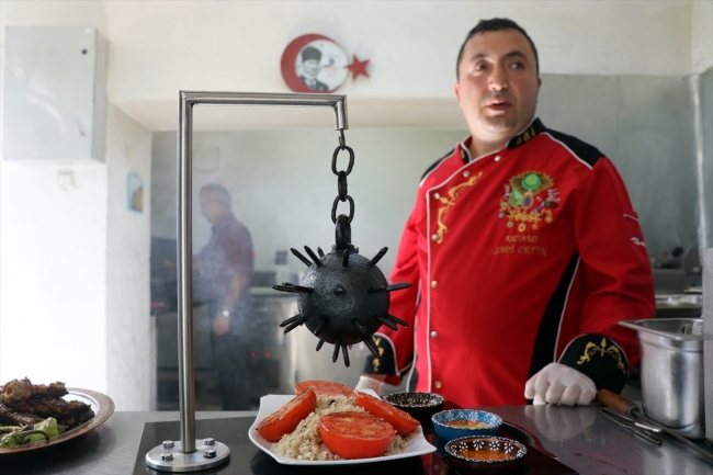 Amasya'da eski savaş aleti topuz, kebap sunumunda kullanılıyor